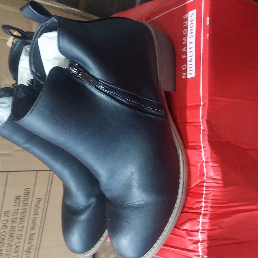New women's zip upankle boots 9.5